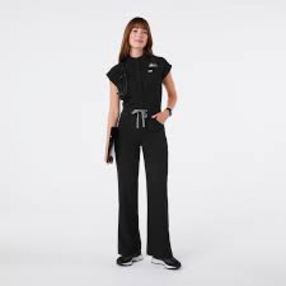 FIGS women’s black Rafaela Cargo Wide Leg ScrubJumpsuit™ size x large - Picture 1 of 8